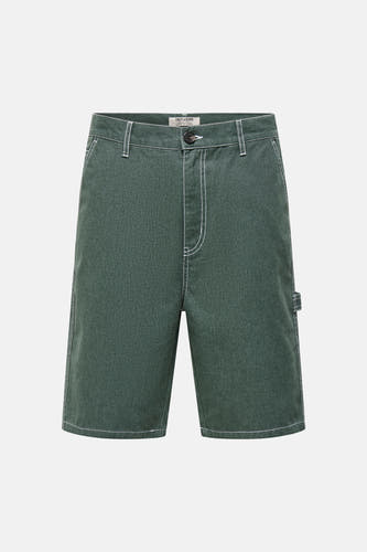 Groene katoenen short van ONLY & SONS® met witte contraststiksels, knoopsluiting en gereedschapslus, plat liggend.