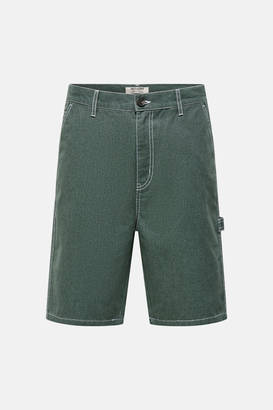 Groene katoenen short van ONLY & SONS® met witte contraststiksels, knoopsluiting en gereedschapslus, plat liggend.