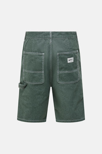 Groene shorts van ONLY & SONS® met witte contraststiksels, grote achterzakken en workwear-label, achterzicht.