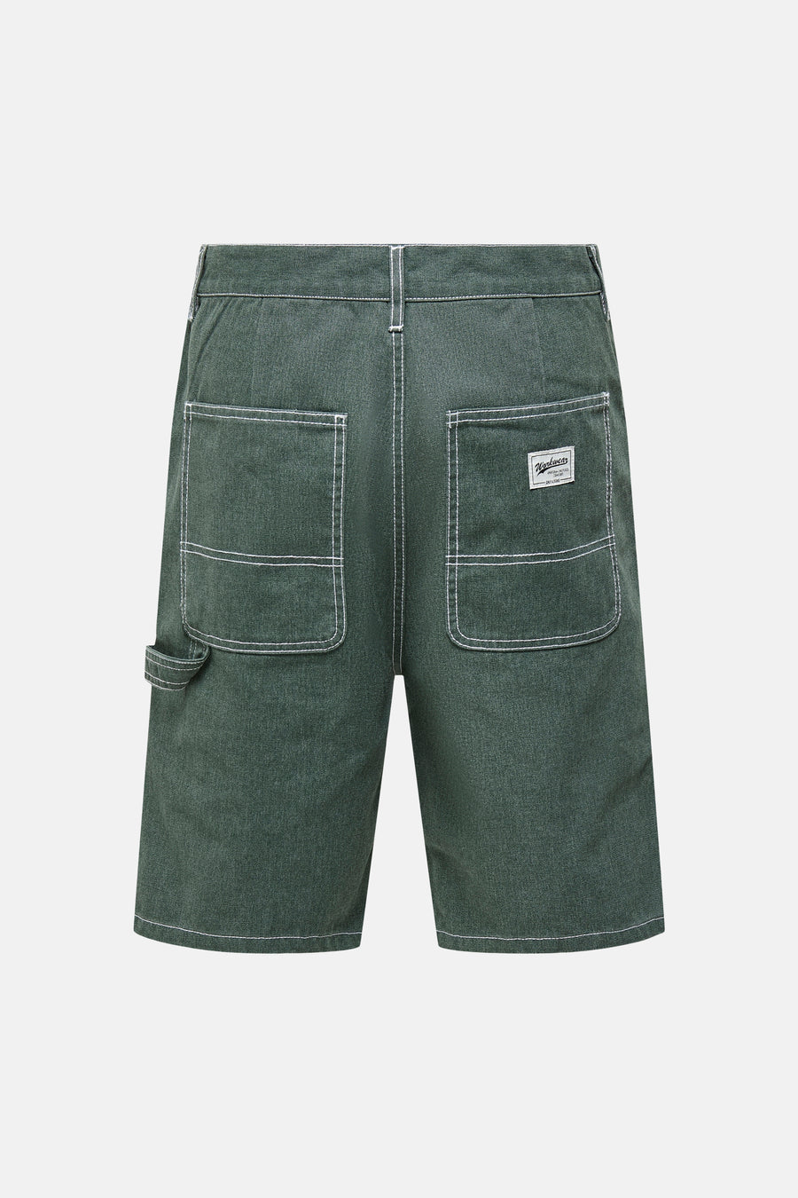Groene shorts van ONLY & SONS® met witte contraststiksels, grote achterzakken en workwear-label, achterzicht.