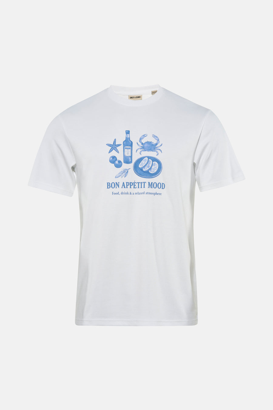 T-shirt blanc à manches courtes ONLY & SONS® avec imprimés bleus, porté avec un jean déchiré et des baskets.
