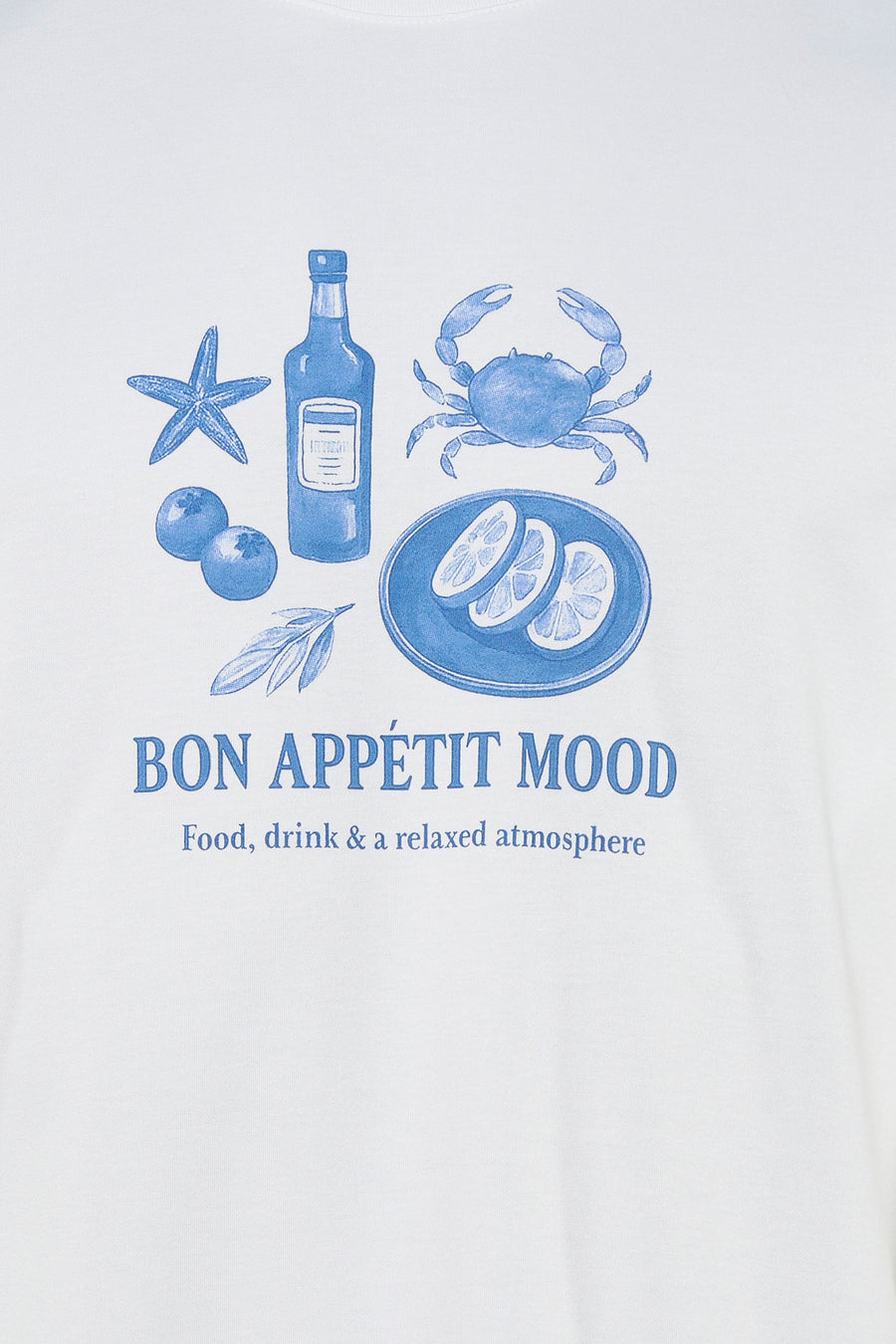 T-shirt blanc à manches courtes ONLY & SONS®, orné d'un imprimé bleu avec des motifs maritimes et du texte.