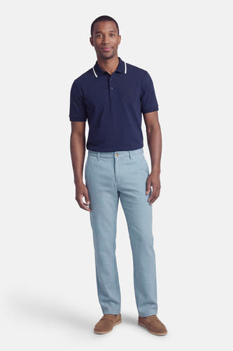Pantalon bleu ONLY & SONS®, coupe droite et chaussures marron.