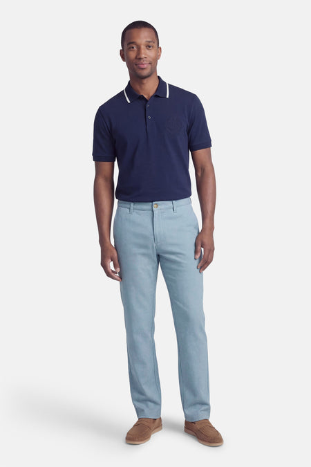 Blauwe broek van ONLY & SONS®, met rechte pijpen en bruine schoenen.
