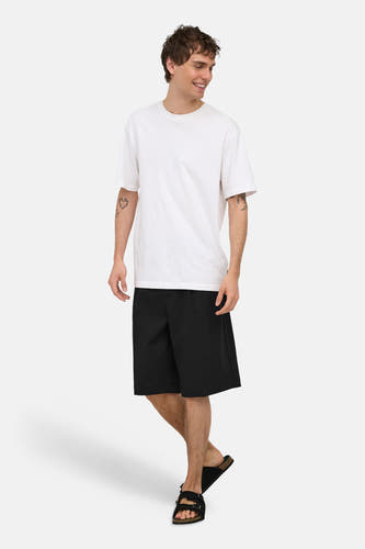 Zwarte korte broek van ONLY & SONS®, rechte pasvorm, gedragen met wit T-shirt en zwarte sandalen, volledig lichaam, front view