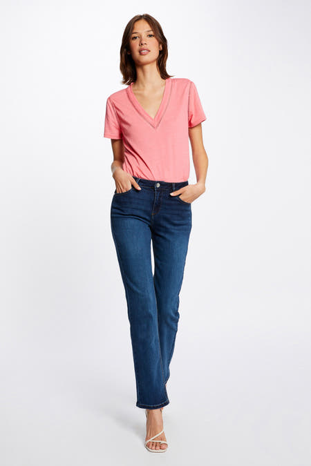 Jean droit bleu marine de Morgan De Toi, associé à un t-shirt col V rose et des sandales.