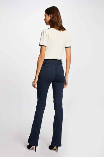 Bootcut jeans van denim de Morgan De Toi, gezien van achteren, met uitlopende pijpen en donkere wassing.