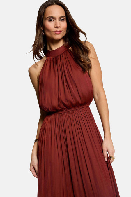Robe sans manches brique de Morgan De Toi avec col montant, taille élastique et jupe plissée, portée par un mannequin.