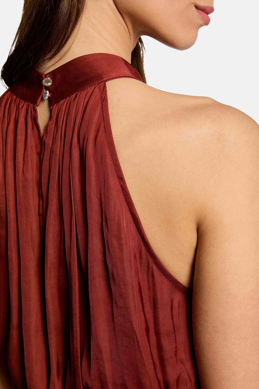 Robe courte sans manches Morgan De Toi avec col licou, tissu plissé et un bouton décoratif à la nuque.