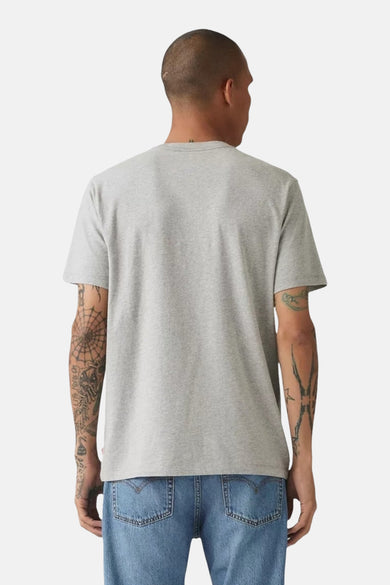 Grijs T-shirt met korte mouwen van Levi's, gezien van achteren, met tatoeages op de armen en een blauwe jeans.