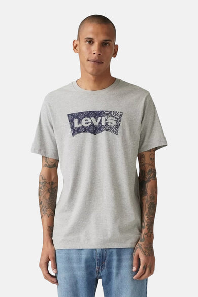 Grijs T-shirt met korte mouwen van Levi's, met een groot logo op de borst en een paisley-patroon.
