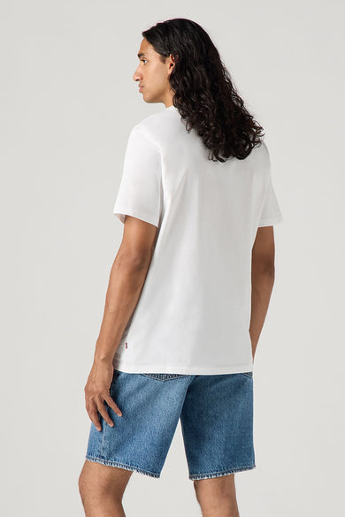 Wit T-shirt met korte mouwen van Levi's, gedragen met denim shorts, gezien van achteren.
