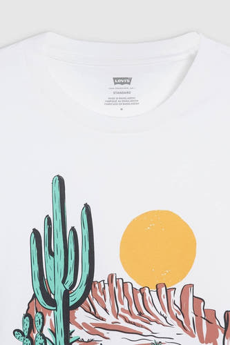 T-shirt blanc à manches courtes de Levi's, avec une impression graphique d'un paysage désertique.