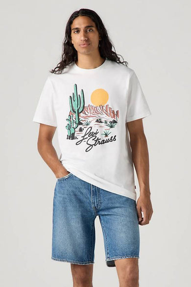 Wit T-shirt met korte mouwen van Levi's®, met grafische print van een woestijnlandschap.