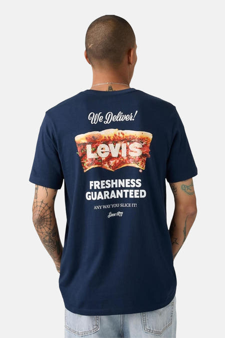T-shirt bleu à manches courtes de Levi's, avec un logo blanc sur la poitrine.
