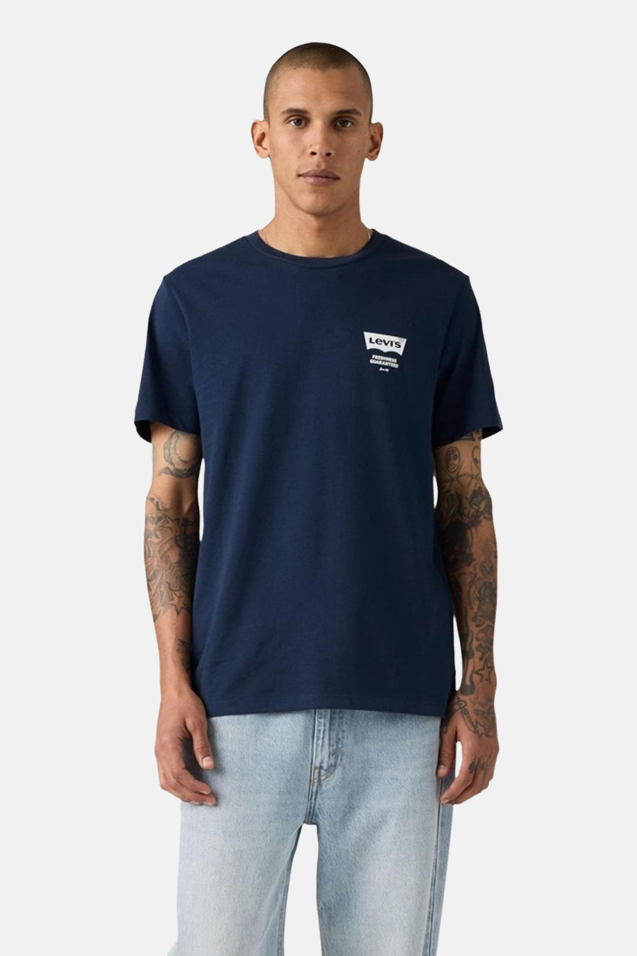 Blauw T-shirt met korte mouwen van Levi's, met een klein logo op de borst, gedragen met een blauwe jeans.
