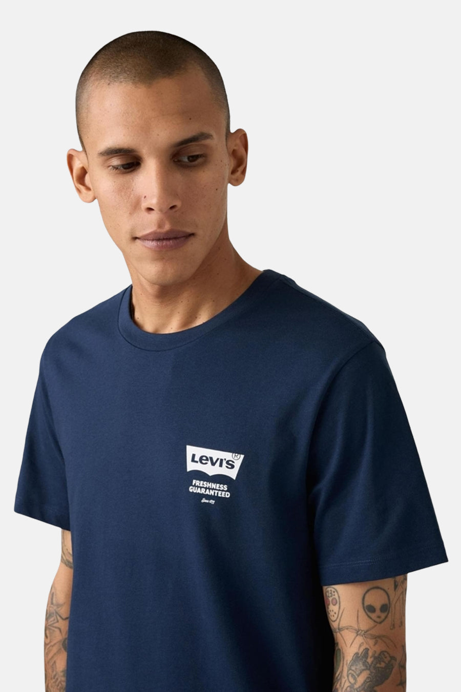 Blauw T-shirt met korte mouwen van Levi's, met een wit logo op de borst.