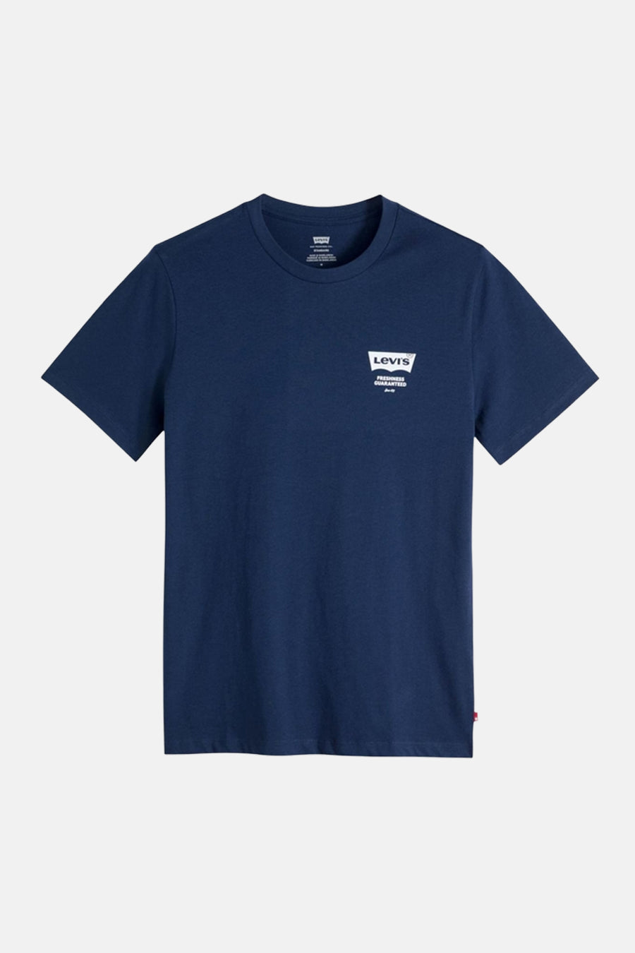 Donkerblauw T-shirt met korte mouwen van Levi's®, met een witte logo-graphic op de borst en een rood merklabel aan de zijkant.