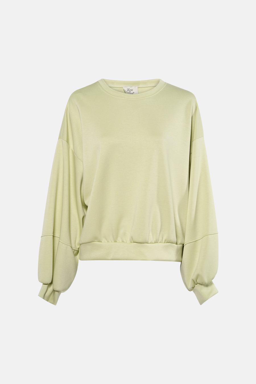 Pull vert Terra di Siena, à manches longues et associé à un jean ample et des escarpins noirs.