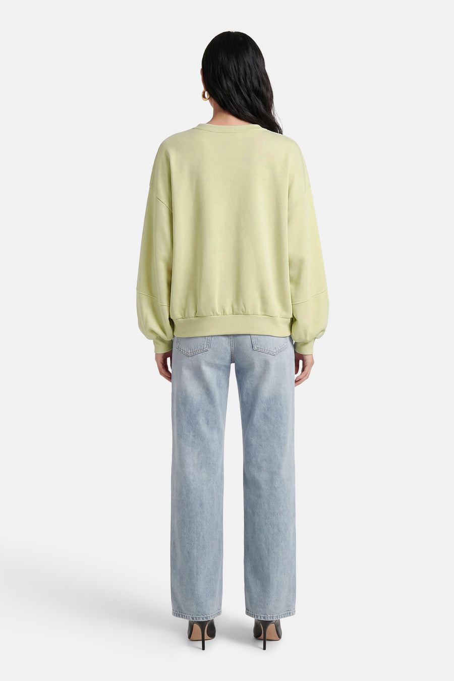 Pull vert à col rond de Terra di Siena, vu de dos, à manches longues et coupe décontractée.