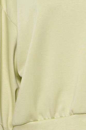 Pull vert Terra di Siena, à manches longues et à la texture lisse.