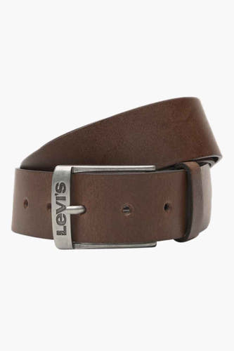 Bruine riem van Levi's® Accessories, met een zilverkleurige gesp met het merklogo.