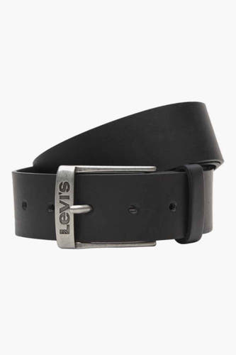 Ceinture noire de Levi's® Accessories, portée avec un t-shirt blanc, une veste marron et des jeans bleus.