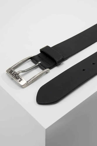 Ceinture noire de Levi's avec une boucle argentée sur laquelle le nom de la marque est imprimé.