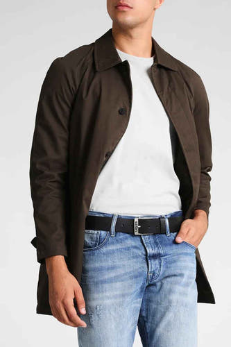 Zwarte riem van Levi's® Accessories, gedragen met een wit T-shirt, een bruine jas en blauwe jeans.
