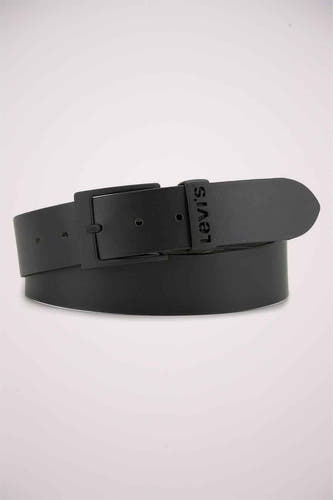 Zwarte riem van Levi's® Accessories, met zwarte gesp en subtiel merklogo.
