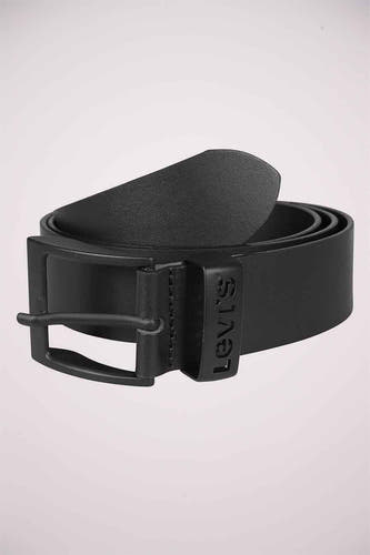 Zwarte riem van Levi's met een gladde textuur en metalen gesp.

