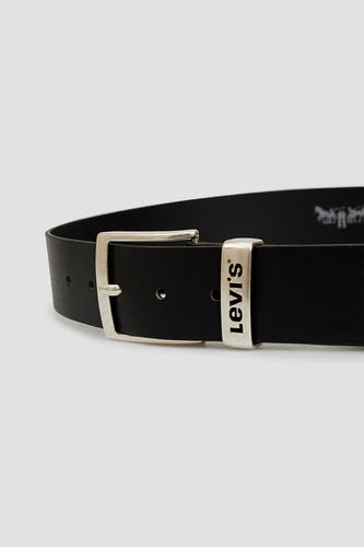 Zwarte riem van Levi's, met zilverkleurige gesp en merklogo.
