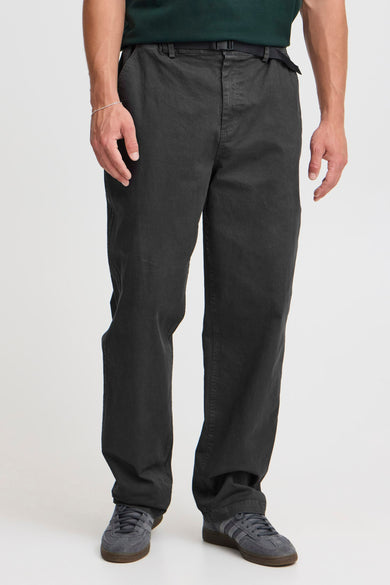 Grijze broek van THEJOGGCONCEPT, met een zwarte riem en grijze schoenen.
