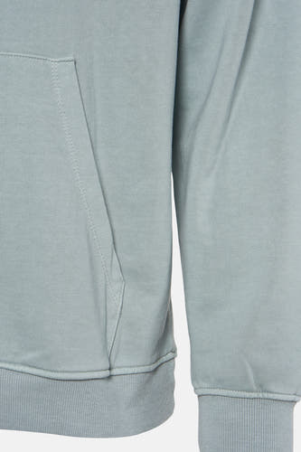 Pull-over bleu avec capuche de THEJOGGCONCEPT, gros plan sur la poche et la manche.