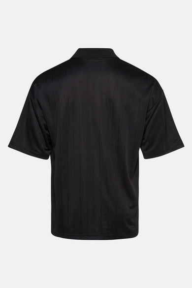T-shirt noir à manches courtes de THEJOGGCONCEPT, avec un motif subtil de fines lignes verticales sur le dos.