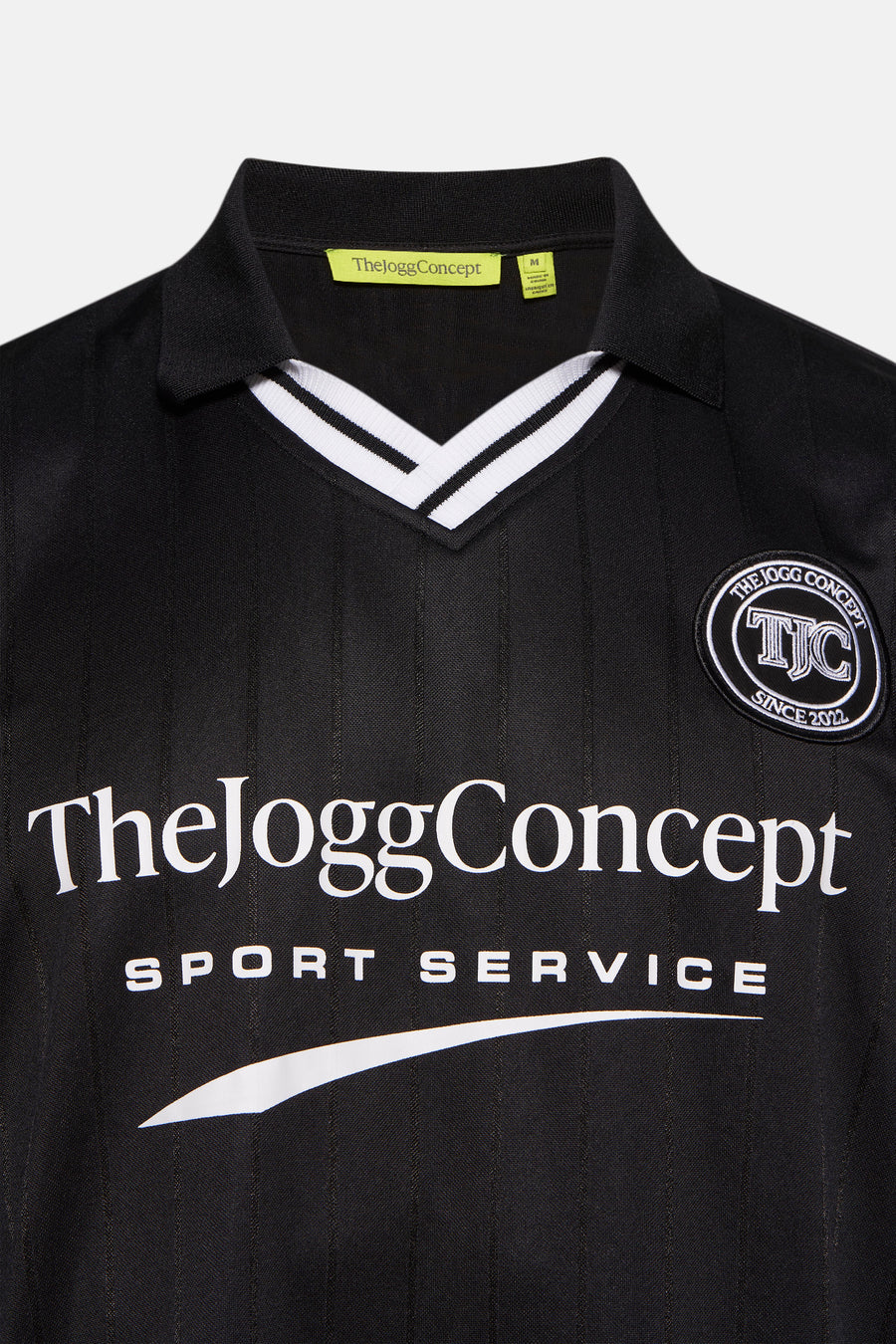 Zwart T-shirt met korte mouwen van THEJOGGCONCEPT, met witte details op de kraag en het logo.
