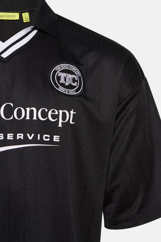 Zwart T-shirt met korte mouwen van THEJOGGCONCEPT, met logo op de borst en verticale strepen.