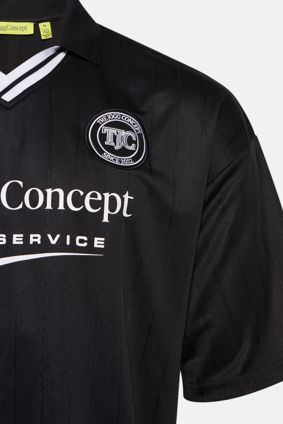 Zwart T-shirt met korte mouwen van THEJOGGCONCEPT, met logo op de borst en verticale strepen.