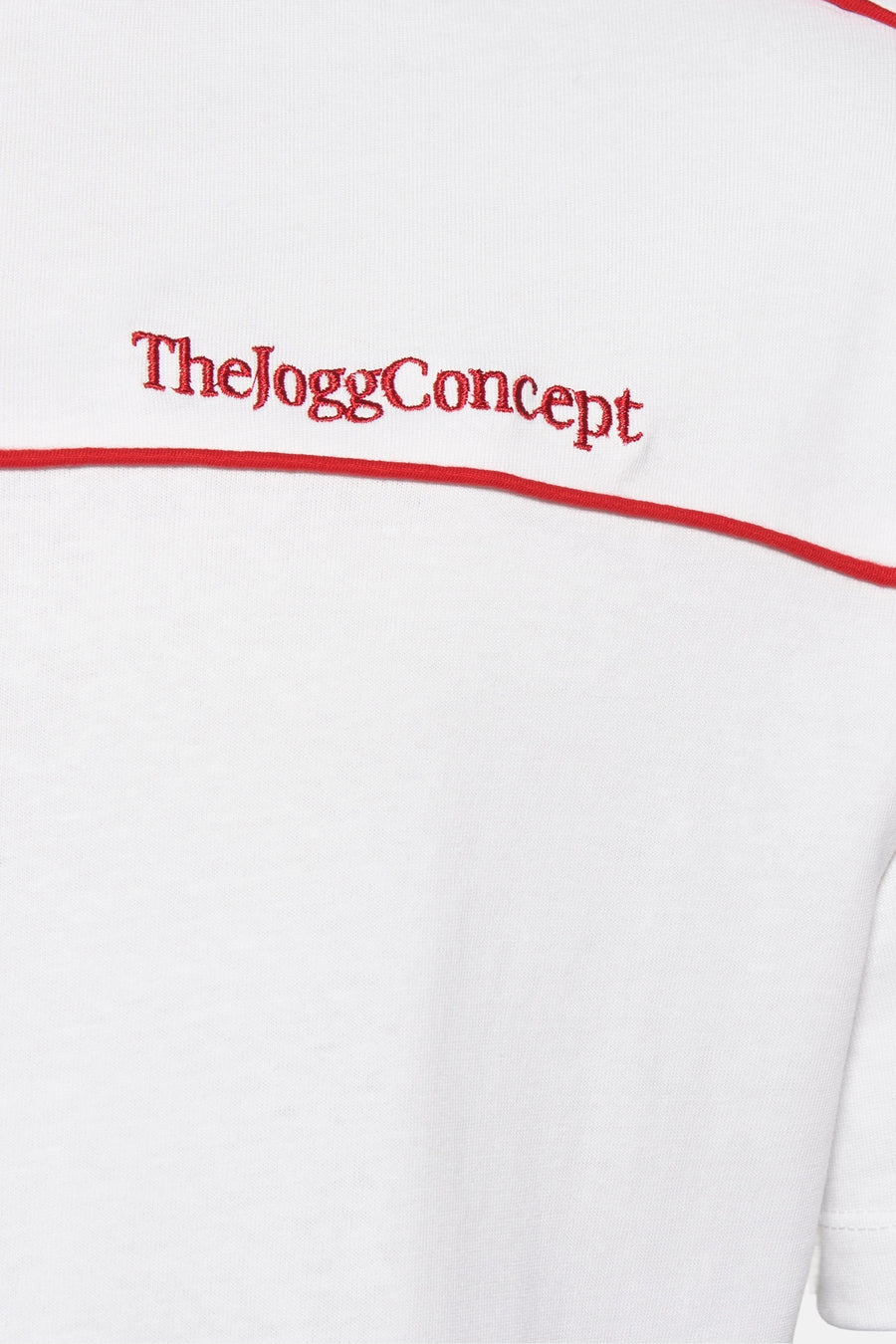 Wit T-shirt met korte mouwen van THEJOGGCONCEPT, met rode sierrand en het logo geborduurd.