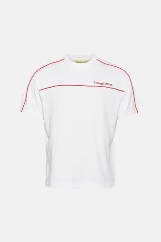 Wit T-shirt met korte mouwen van THEJOGGCONCEPT, afgewerkt met rode accentstrepen langs de schouders en een rood logo.
