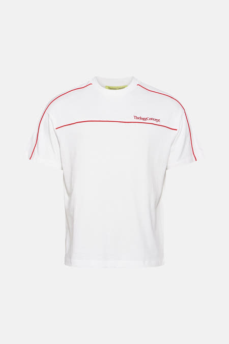T-shirt blanc à manches courtes de THEJOGGCONCEPT, avec des accents rouges le long des épaules et un logo rouge.
