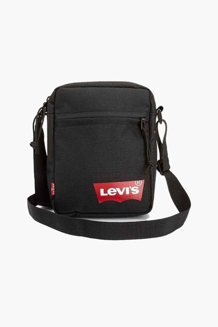 Zwarte schoudertas van Levi's met een rode merklogo en een verstelbare schouderband.
