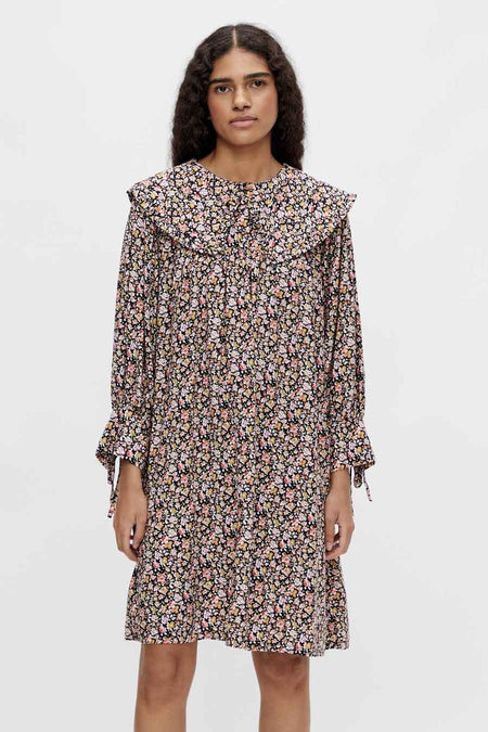 Kort, veelkleurig kleedje van OBJECT, met lange mouwen en een bloemenprint.