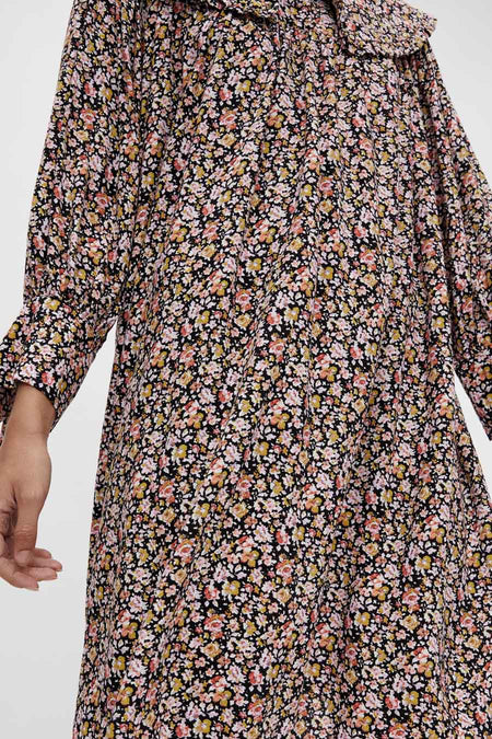 Multikleurig kleedje van OBJECT met een bloemenprint en lange mouwen.
