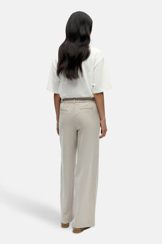 Pantalon écru d'OBJECT, avec des jambes larges et une ceinture élastique, vu de derrière.