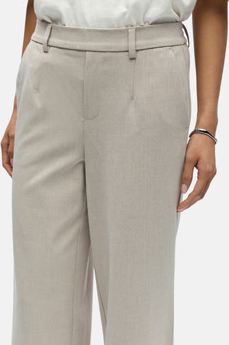 Pantalon écru d'OBJECT, avec des boucles et une bracelet en argent.