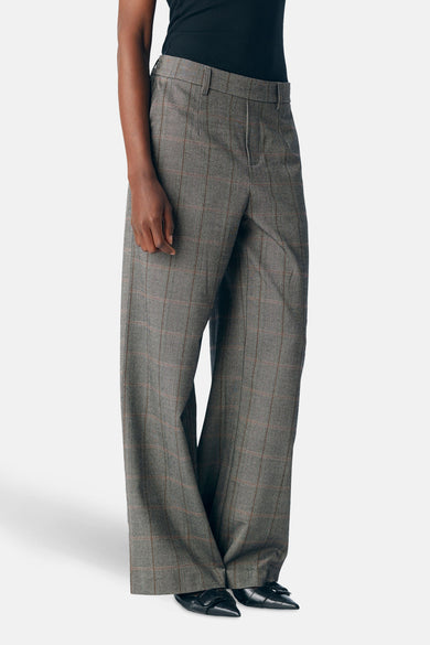 Bruine broek van OBJECT met een geruit patroon, gecombineerd met een zwarte top en zwarte schoenen.