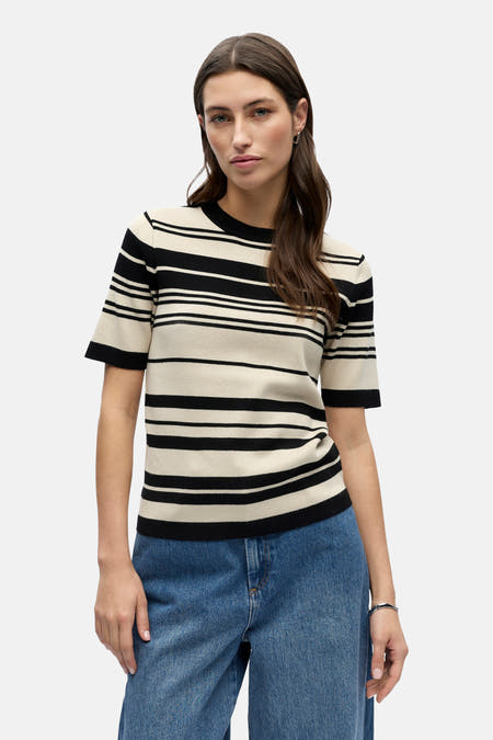 Veelkleurige trui met ronde hals van OBJECT, met horizontale strepen, gedragen met een wijde jeans.
