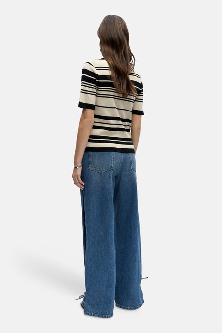 Veelkleurige pull met ronde hals van OBJECT, gestreept dessin en gecombineerd met wijde jeans.
