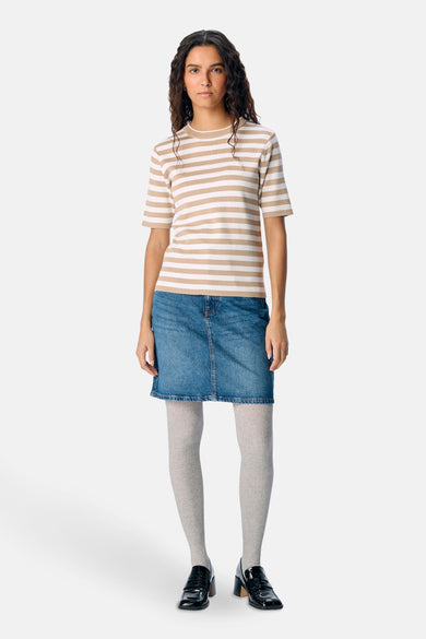 Ecrukleurige T-shirt met korte mouwen van OBJECT, met een gestreept patroon, gedragen met een denim rok, grijze panty en zwarte schoenen.
